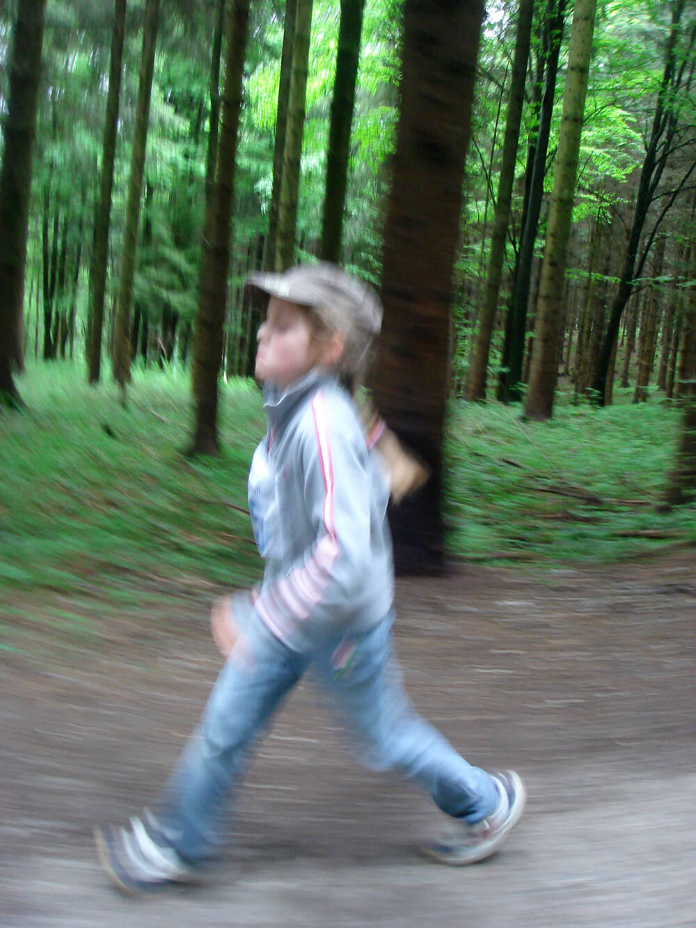Kind springt im Wald