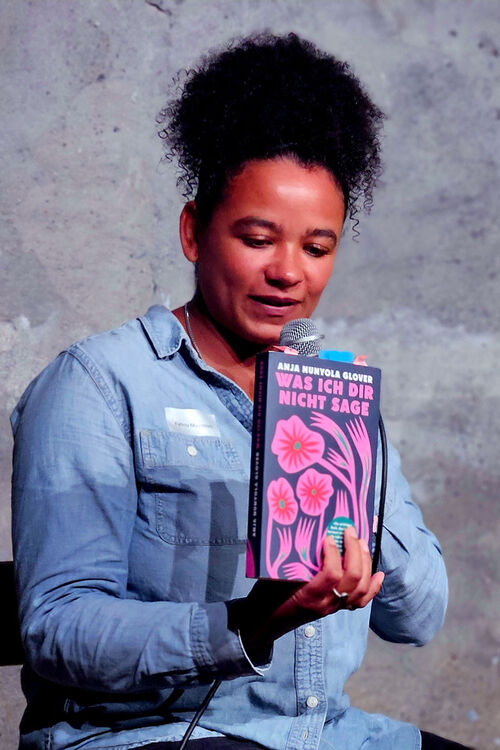 Fatima Moumouni zeigt das Buch von Anja Glover "Was ich dir nicht sage"