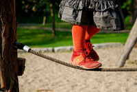 Mädchen balanciert auf einem Seil.