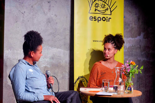 Fatima Moumouni und Anja Glover im Gespräch