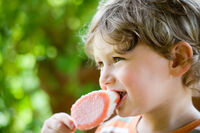 Junge schleckt an einem Eis