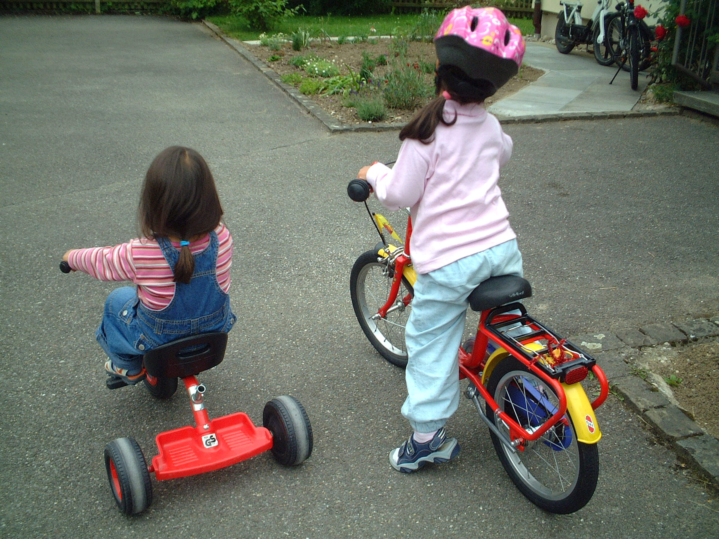 2 Mädchen fahren Fahrrad