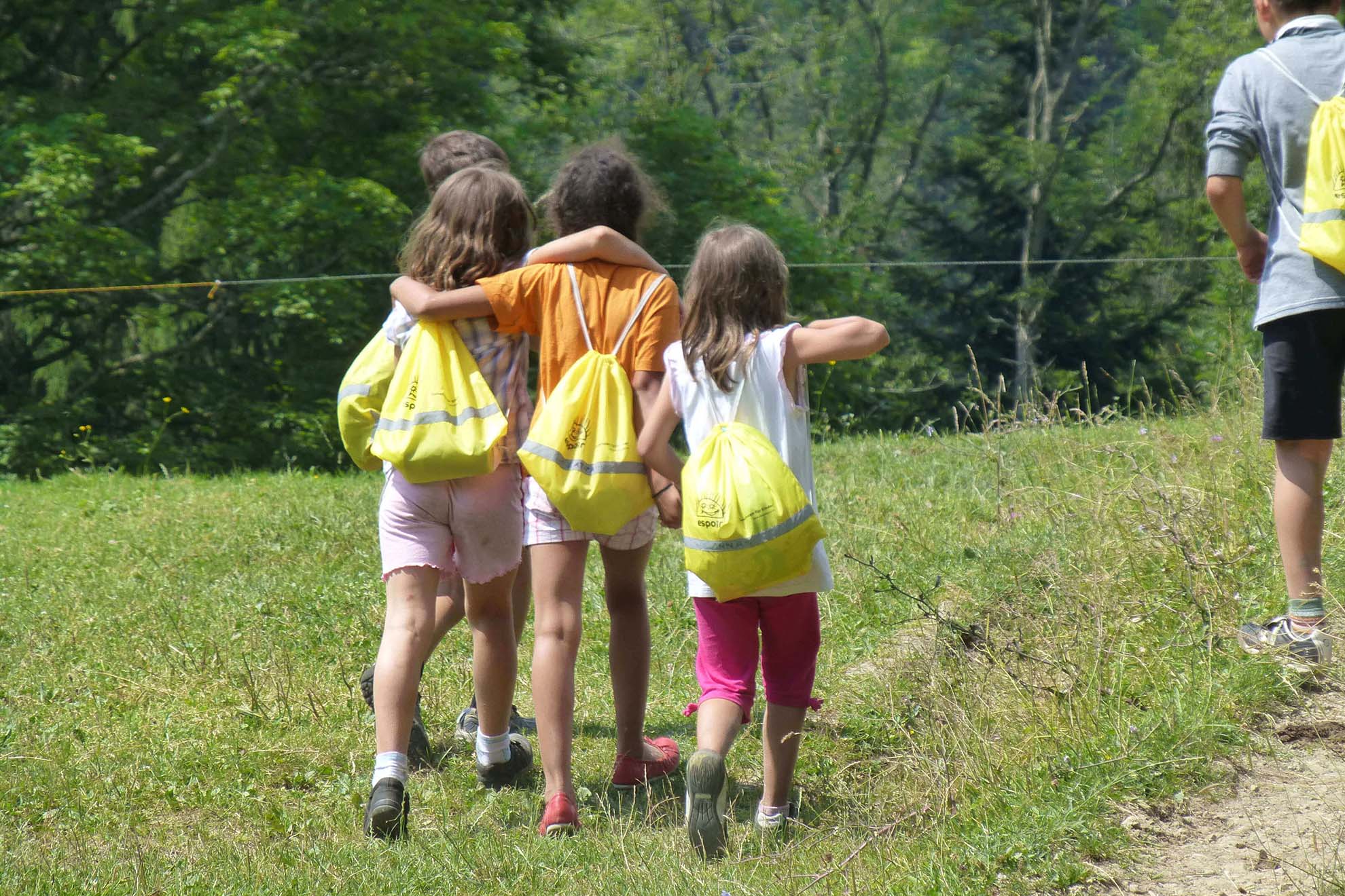 Drei Kinder von Espoir wandern