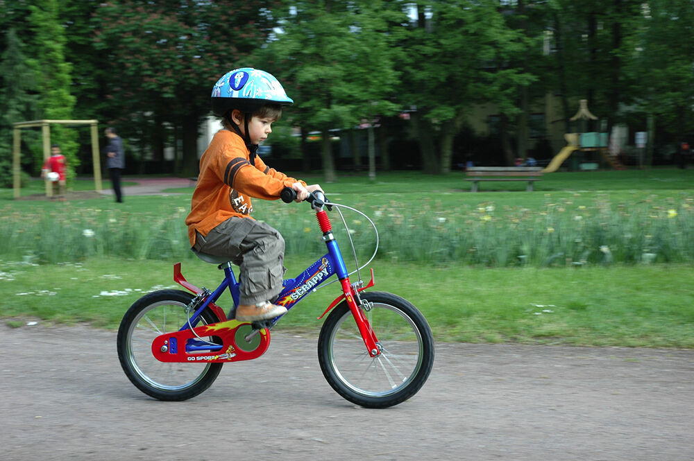 Pflegekind fährt Fahrrad